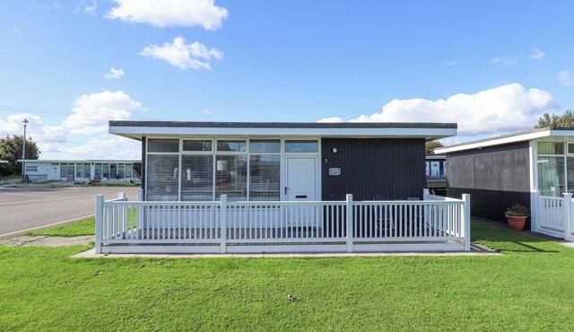 104 THE LAURELS, country holiday cottage in Chapel St Leonards