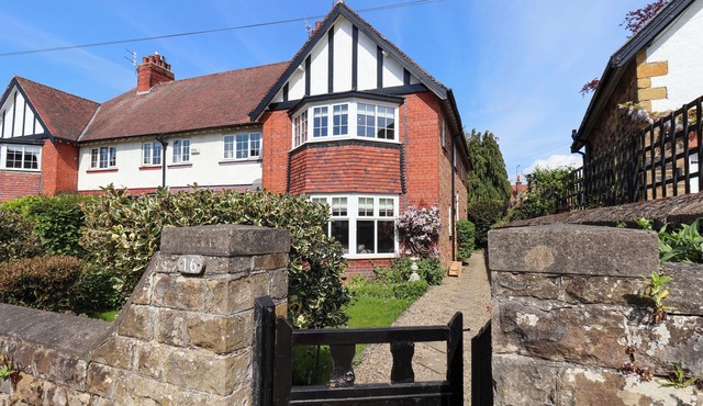 16 HIGH STREET, pet friendly, luxury holiday cottage in Scalby