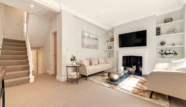 1900 Sq ft Pimlico 4 Bed Townhouse With Private Garden, by Madestays