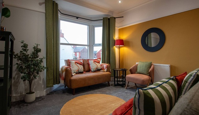 1B Britannia Apartment - an apartment that sleeps 5 guests in 2 bedrooms