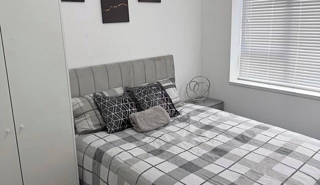 2 Bed Apartment Sleeps 4 - Free Parking, Near o2