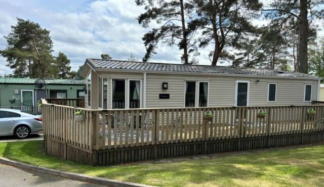 2 Bed Caravan Sleeps 4 with Parking and Balcony