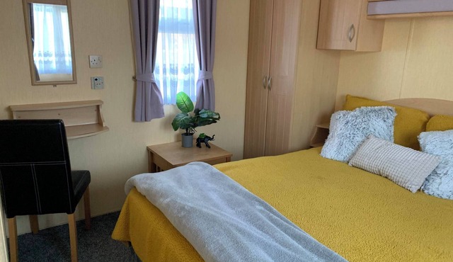 2-Bed Caravan - Sleeps 6 - Parking & Veranda