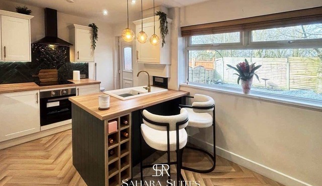 2 Bed Contractor Stay Hyde - Free Parking