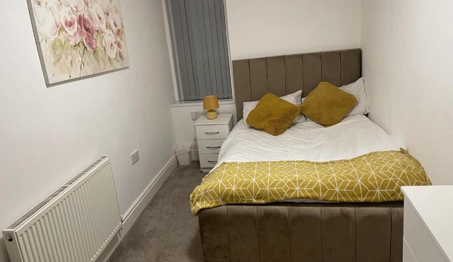 2 Bed Flat - Sleeps 4 - Jacuzzi Bath - Parking