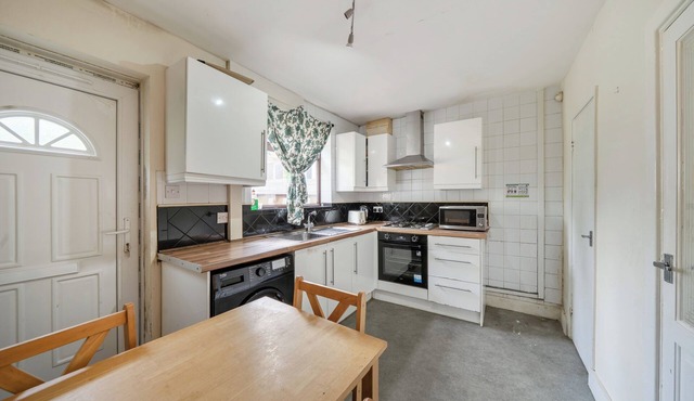 2 Bed House - Sleeps 4 - Parking - WiFi