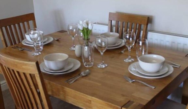 2 Bed House - Sleeps 4 - Pets - Garden - Parking