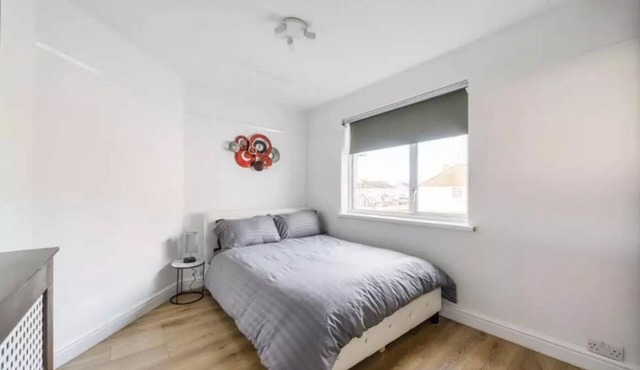 2 Bed House - Sleeps 6 - Garden - Parking - Wifi