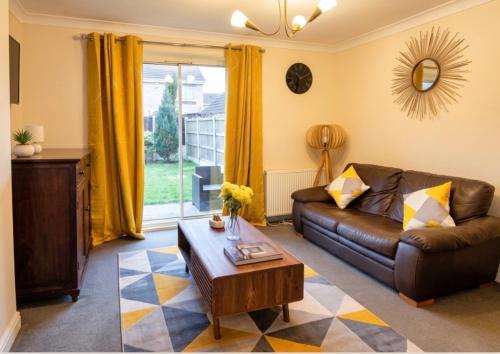 2 Bed Semi - Sleeps 4 - Fully Fenced Garden & Parking - Quiet Cul De Sac Location - Dog Friendly - Fast Wifi - Close to Motorway Access