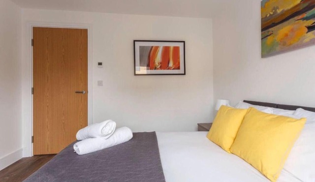 2 Bedroom Apartment Chapel Riverside at Goshen Property Serviced Accommodation Southampton, Free WiFi & Parking