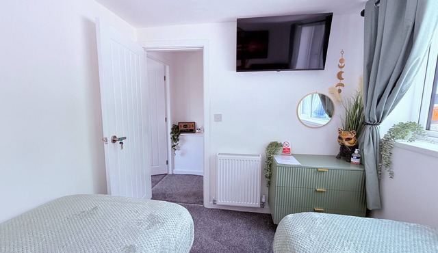 2 bedroom full referbished anex, sleeps 4. Kitchen, Cooker, fridge/freezer.