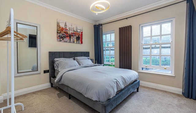 2 Bedroom House with PRIVATE ROOF TERRACE