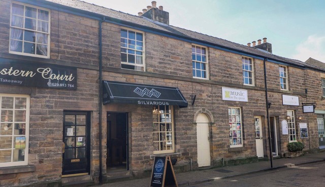 2A WATER STREET, pet friendly, character holiday cottage in Bakewell