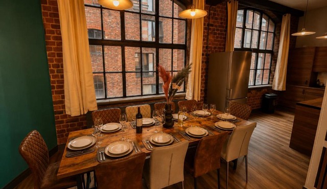 2BR Central Apt - Bars, Restaurants & Parking