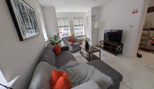 2BR House with Free Parking located in central Manchester