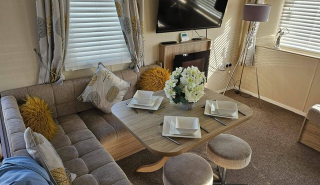 3 Bed Caravan - Sleeps 6 - Pets - Parking - Wifi