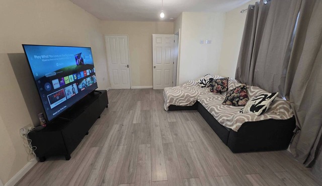 3 Bed Home Sleeps 7 - WiFi & Free Street Parking