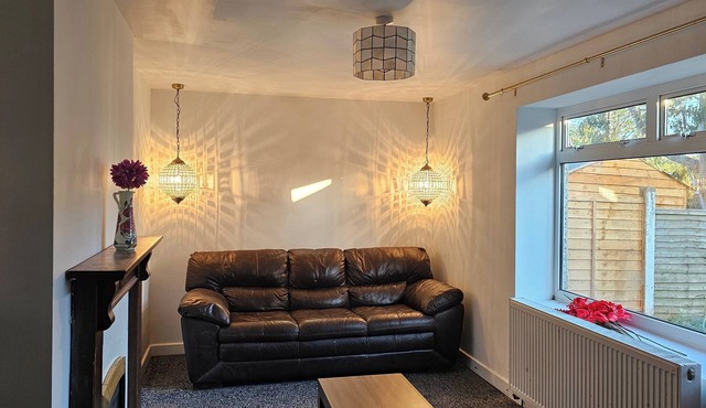 3-Bed House in Newcastle under Lyme, free parking