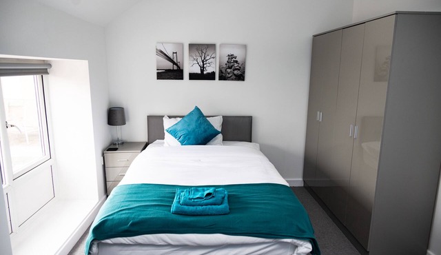 3-Bed House · Private Parking · Long Stays · WiFi