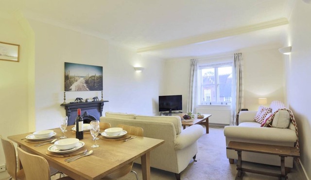 3 Bed in Woodbridge (oc-tst)