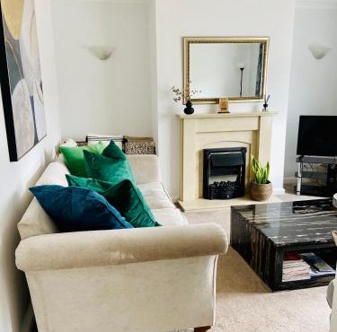 3-Bed Retreat Perfect Contractors & Leisure Stays Onsite Parking