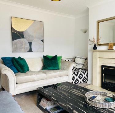 3-Bed Retreat Perfect Contractors & Leisure Stays Onsite Parking