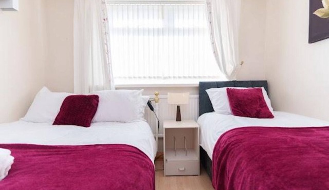 3 Bed Sleeps 6 Alexander House with parking/garden