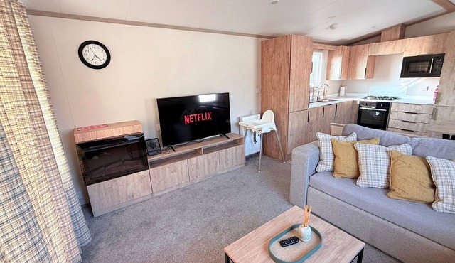 3-Bed - Sleeps 6 - Parking - Balcony
