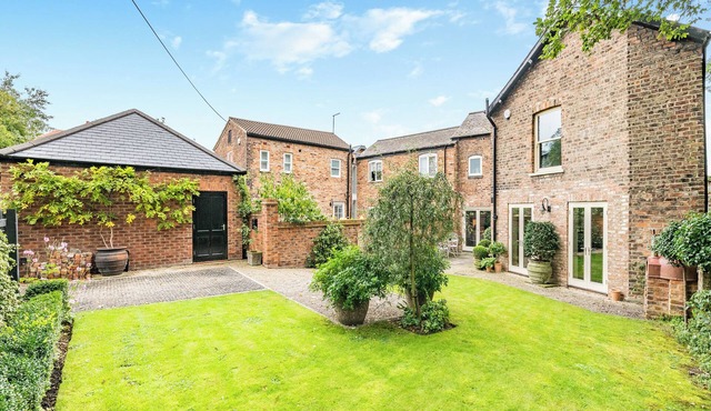 3 bedroom accommodation in Mount Vale, near York