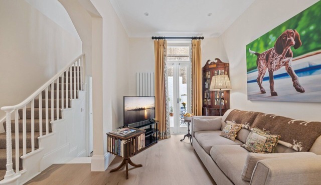 3 bedroom Chelsea townhouse with patio