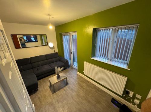 3- Bedroom House -Private Parking - contractors welcome- 2 Min M62