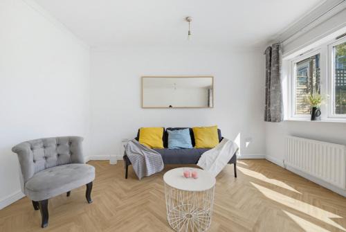 3-Bedroom House with Parking near Heathrow & Elizabeth Line Station