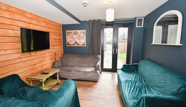 3 Private Rooms in Shared Apartment with Kitchen