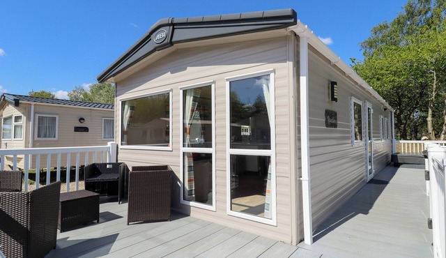 39 LARCH VIEW WITH HOT TUB, family friendly in Tattershall