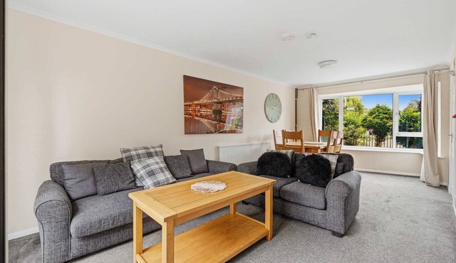 3bed house with garden and free parking