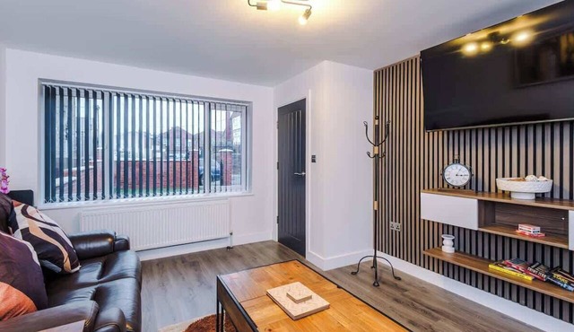 3BR Elegant House in Leeds | Sleeps 6 | Driveway