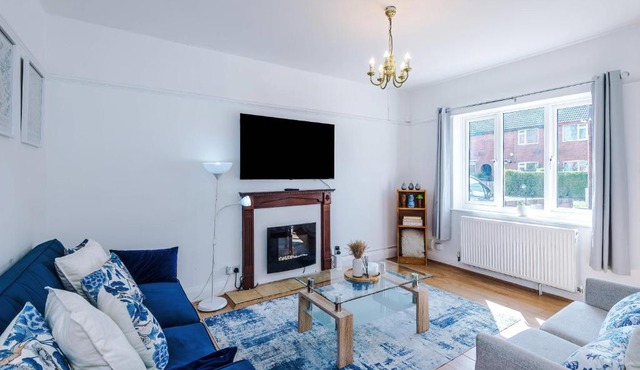 3BR Near York Centre, Free Parking & WiFi