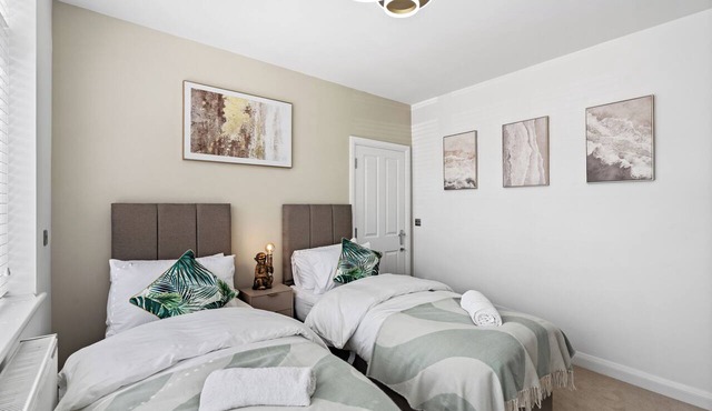 4-Bed Home Near Gatwick | Sleeps 8 | Garden, Parking & Great Transport Links