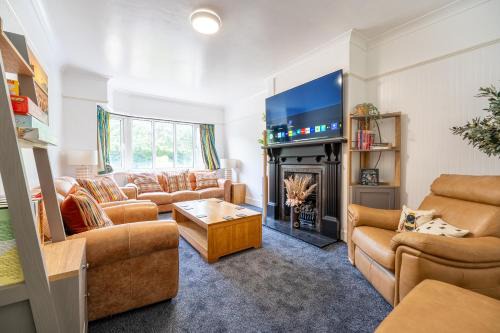 4-Bed Sutton Home, Games Room & Parking, Sleeps 8