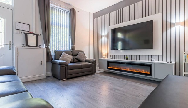 4 Bedroom House Sleeps 7 Superfast WiFi and Ample Free Parking Self check in