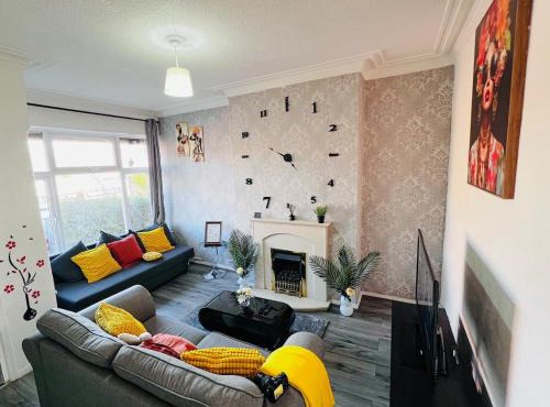 4 Bedroom House Sleeps 8 Free Parking & WiFi