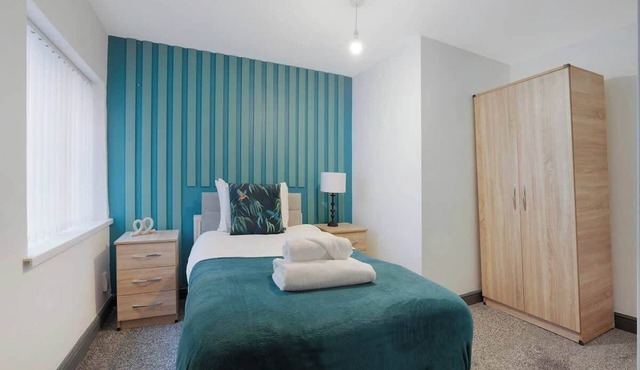 4 Bedroom With Parking Near Town, Perfect for Work