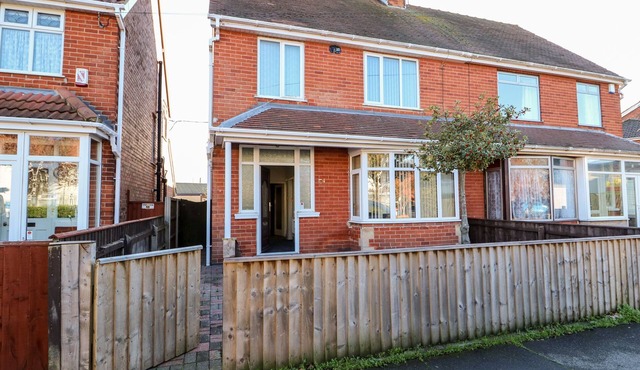 4 DOROTHY AVENUE, pet friendly, country holiday cottage in Skegness