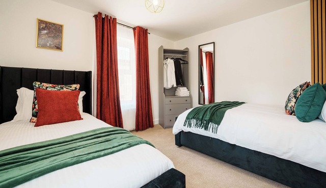 4BR House Leeds, Contractor Stay + Parking