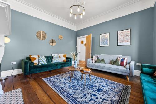 5-Bed Luxury Manor, Games Room, Off road parking & Stylish interiors, Central Gloucester, Cotswolds - Sleeps up to 12 Great for Groups! by Blue Puffin Stays in Gloucestershire