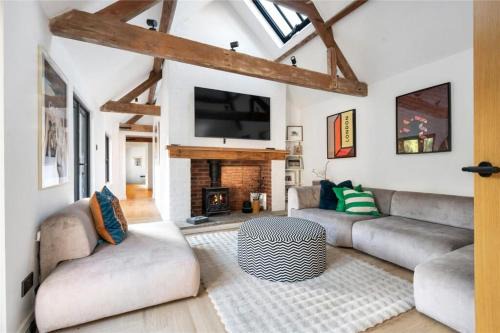 5 bedroom barn conversion with garden parking near Stamford