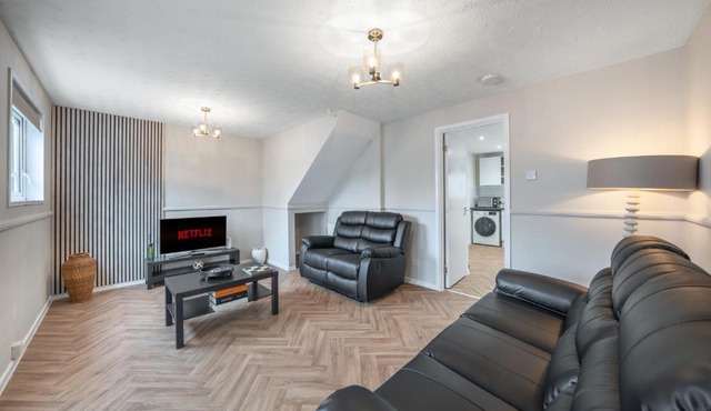 5 BR House Ideal for Contractors & Free Parking