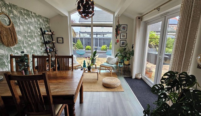 5 mins to the sea and golf course! Family sized home with cathedral window.