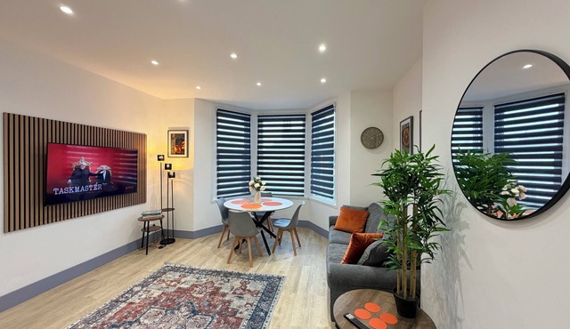 5 Spacious 2-Bed Flat Sleeps 4 Secure Parking WiFi