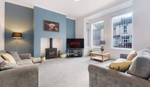 5BR in Queen Street Sleeps 10 With WiFi, Backyard